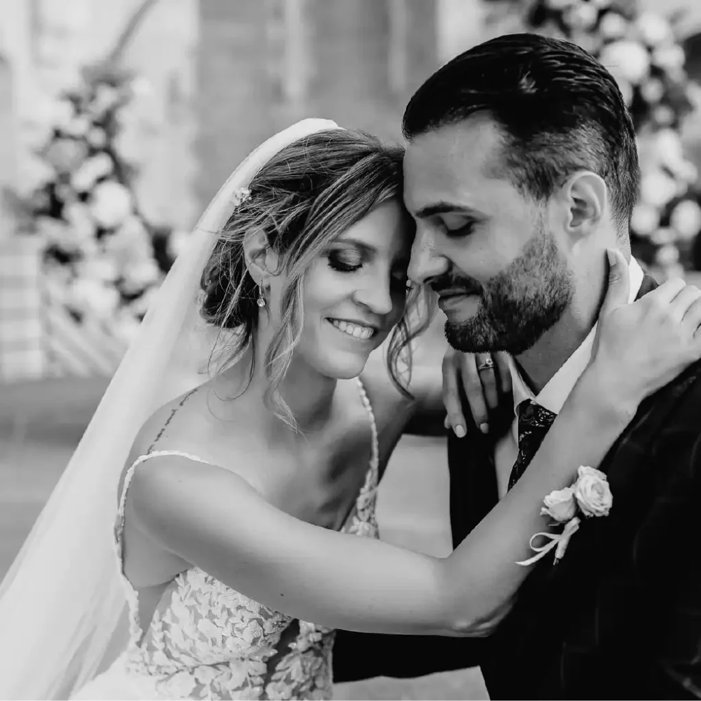 A couple is enjoying an intimate moment after their wedding in Mallorca.